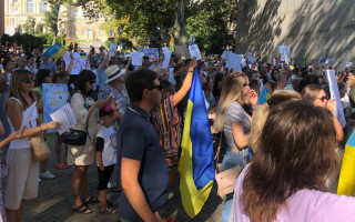 «Сначала ВСУ, потом все остальное»: в День города одесситы митингуют против тендеров на реконструкции зданий суда и театра