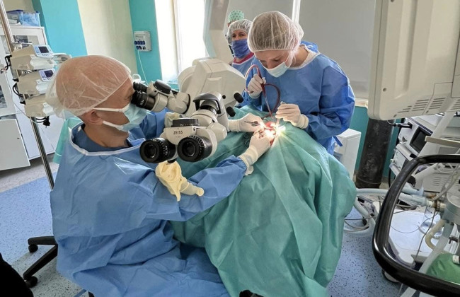 Польский хирург сделал сложную операцию шестерым украинским защитникам, чтобы вернуть им слух