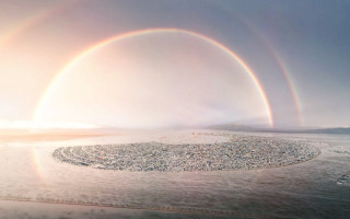 Фестиваль Burning Man у пустелі через зливи «потонув» у бруді: є перший загиблий, фото і відео