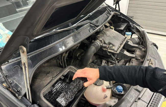 Львовские таможенники нашли под капотом незаконный схрон с техникой Apple на более 5 млн гривен