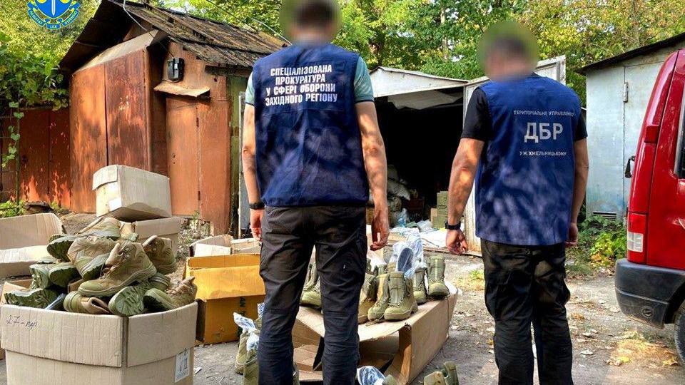 Воровали и продавали военные вещи: в Хмельницкой области разоблачили трех гражданских и двух военных