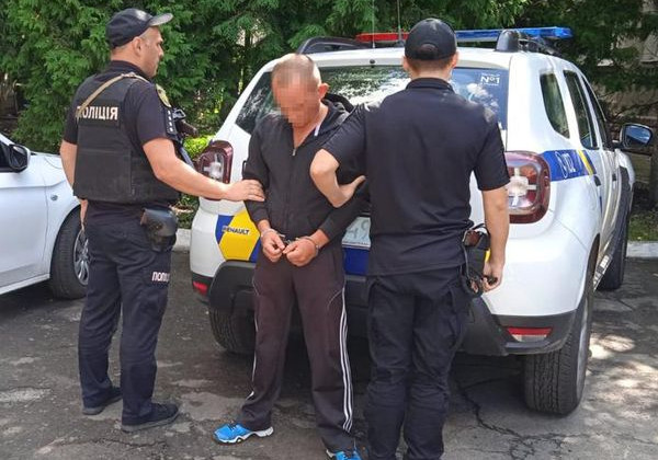 Слишком медленно переходил дорогу: во Львове пассажир автомобиля ударил ножом в спину пешехода