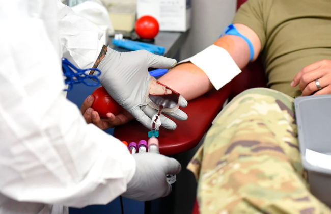 Кабмін дозволив бойовим медикам переливати кров на догоспітальному етапі