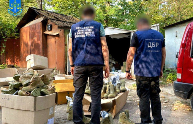 Крали та продавали військові речі: на Хмельниччині викрили трьох цивільних та двох військових