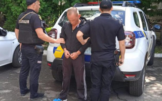 Занадто повільно переходив дорогу: у Львові пасажир автомобіля вдарив ножем у спину пішохода