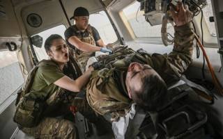 Правительство разрешило боевым медикам переливать кровь на передовой