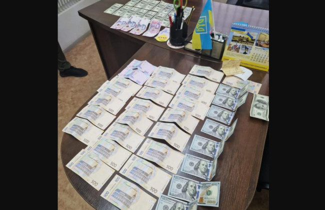 «Зарабатывали» до 500 тыс грн в месяц: на взятках погорели 6 сотрудников отдела ГМС в Харькове