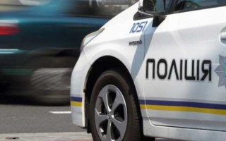 У Кропивницькому чоловік на АЗС погрожував підірвати гранату: відео затримання