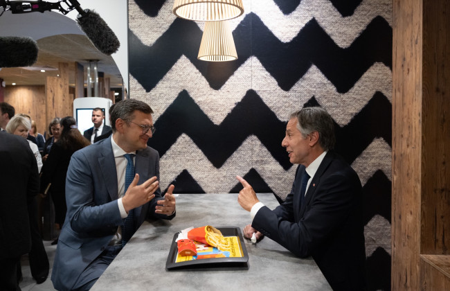 Кулеба під час зустрічі з Блінкеном у McDonald’s пожартував про «похмільний сніданок», відео