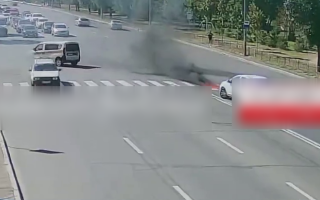У Києві посеред дороги загорівся автомобіль