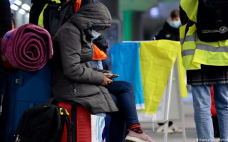 Польша закрыла самый большой центр для беженцев: где украинцам найти приют