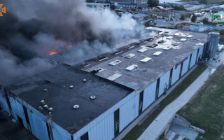 У Тернополі спалахнула масштабна пожежа на підприємстві, фото