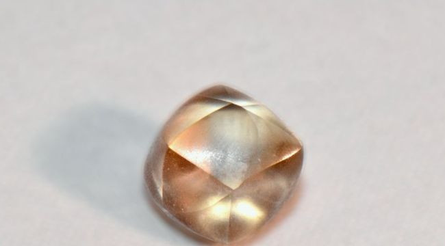 Несподіваний подарунок від природи: 7-річна дівчинка знайшла діамант на свій день народження