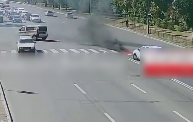 В Киеве посреди дороги загорелся автомобиль