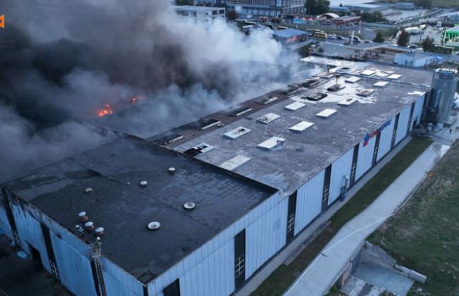 В Тернополе вспыхнул масштабный пожар на предприятии, фото
