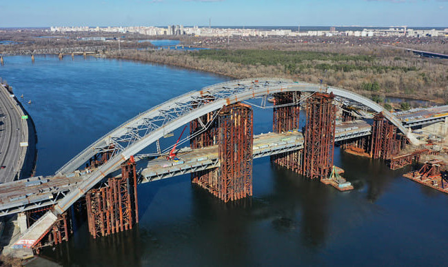 Розкрадання 6 млн гривень під час будівництва Подільського мосту: судитимуть директора генпідрядної організації
