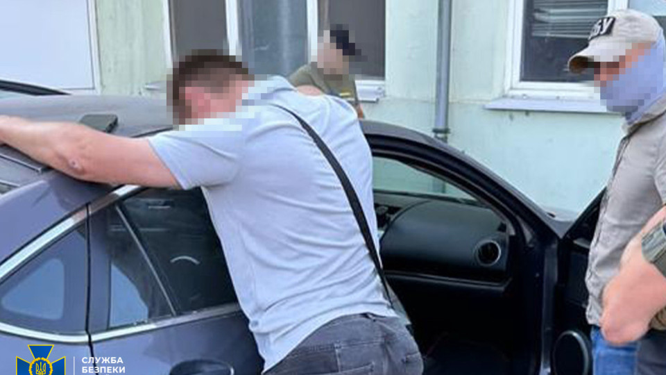 Від 700 до 1200 доларів за «посвідчення моряка» для виїзду за кордон: СБУ на Одещині затримала чиновників, відео та фото