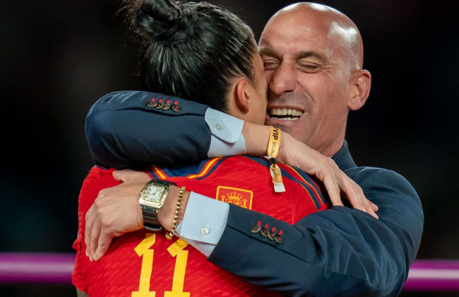 Рубиалес уходит с поста главы футбольной федерации Испании после критики за поцелуй с футболисткой
