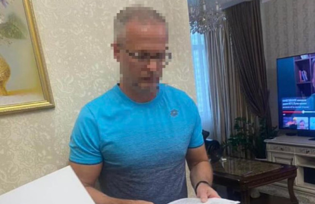 У Києві директор пологового будинку витратив на зарплати для фіктивних працівників 4,5 млн грн