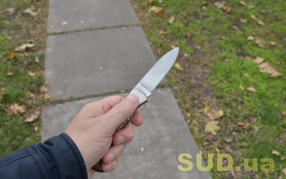 В Киеве во время задержания мужчина подрезал полицейского, видео
