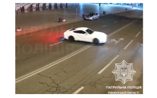 В Ровно нашли водителя Ford Mustang, который «дрифтовал» перед фотографиями погибших защитников