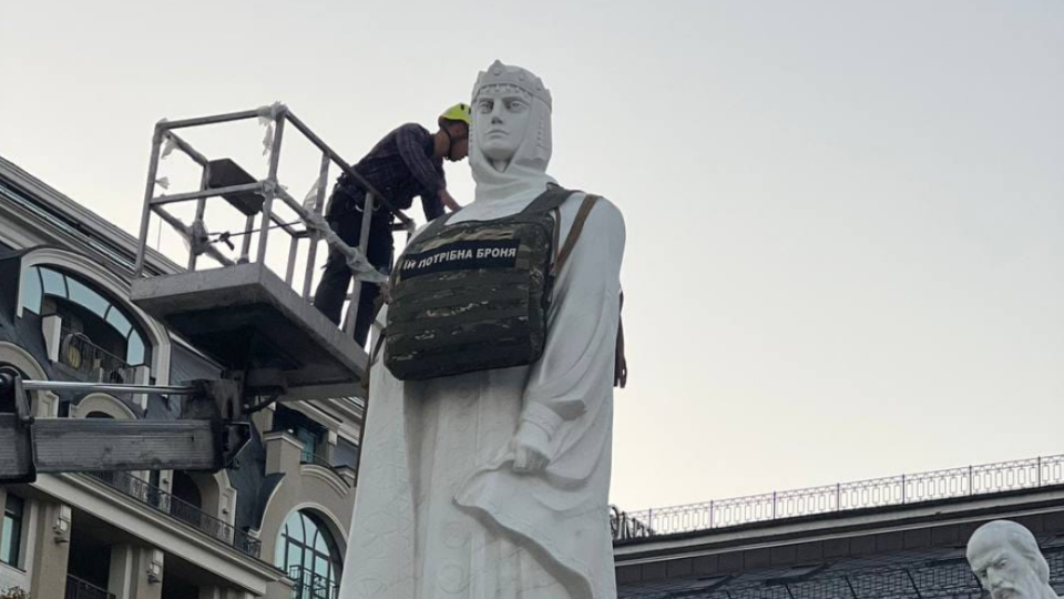 У Києві на пам'ятник княгині Ользі надягли бронежилет