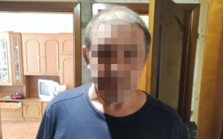 В Киеве мужчина из-за ревности ударил ножом в живот жену и сам вызвал скорую