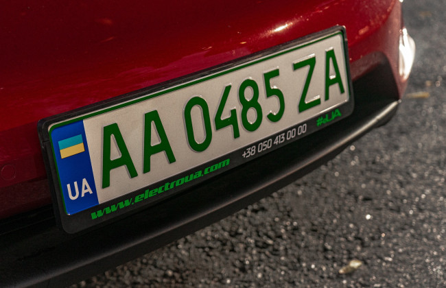 Владельцы электрокаров будут получать исключительно «зеленые» номера: в чем причина