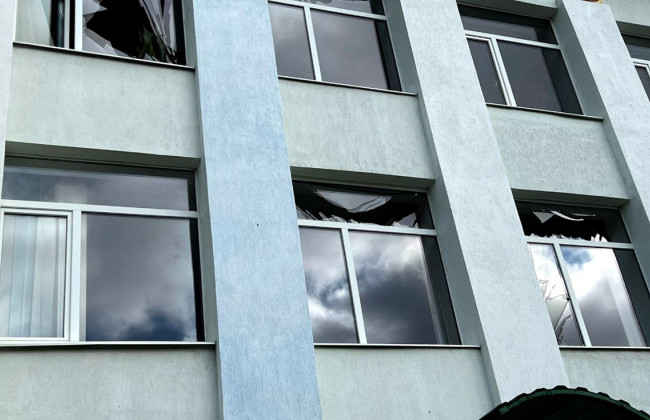 На Хмельниччині уламки ворожого дрона пошкодили 12 будинків і школу, фото