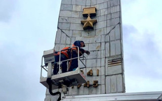 В Киеве убрали российскую символику с обелиска «Город-герой Киев»