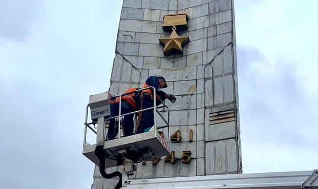 В Киеве убрали российскую символику с обелиска «Город-герой Киев»
