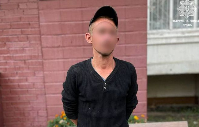 У Києві чоловік з викруткою напав на жінку та пограбував її, фото