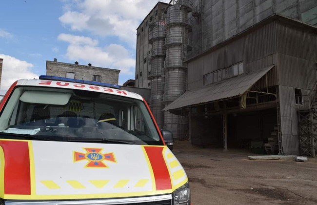 В Чернигове 100 тонн зерна засыпали трех человек: фото поисковых работ