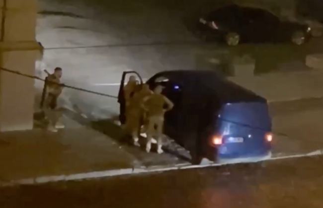 Во Львове работники ТЦК силой скрутили мужчину и пытались затолкать в авто, видео