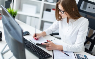 Работник-ВПЛ, с которым приостановлены трудовые отношения, нашел новую работу: какие последствия
