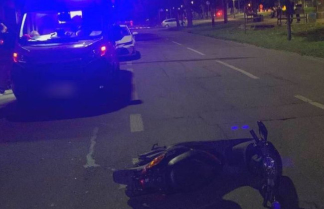 Незвичайна ДТП на Київщині: дорогу не поділили керманичі електросамоката та мопеда, фото