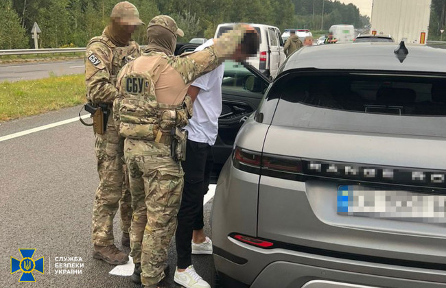 На Волині двоє митників вимагали хабарі за імпорт товарів в Україну, — СБУ