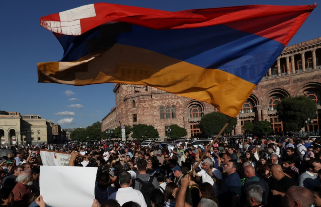 В Ереване — протест: люди штурмуют здание правительства после обострения конфликта с Азербайджаном, видео