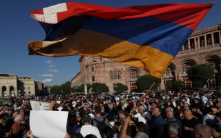 В Ереване — протест: люди штурмуют здание правительства после обострения конфликта с Азербайджаном, видео