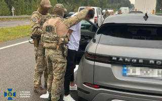 На Волині двоє митників вимагали хабарі за імпорт товарів в Україну, — СБУ