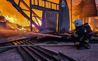 В ГСЧС показали последствия попадания дронов в промышленные склады во Львове, фото