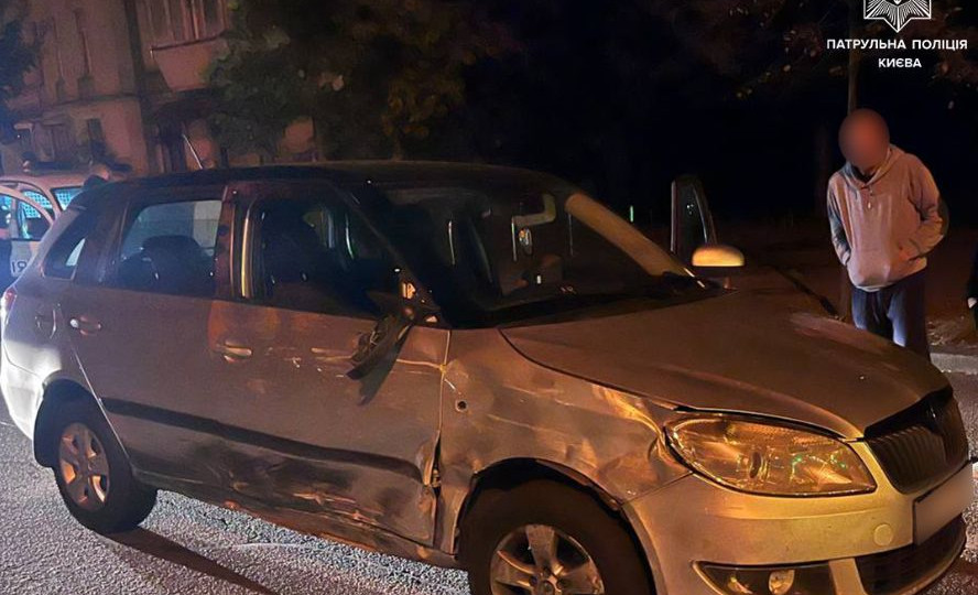 У Києві двоє п’яних чоловіків на очах у поліції викрали автівку з місця ДТП, фото