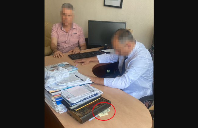 $6 000 за проведение операции: в Киеве сотрудника Института урологии разоблачили «на горячем»