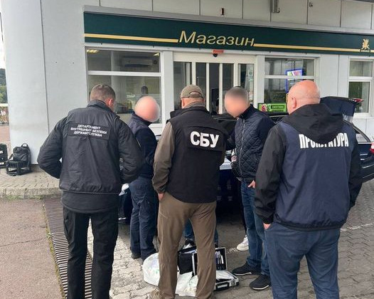 Брали взятки и беспрепятственно пропускали через таможню: сообщили о подозрении двум львовским таможенникам