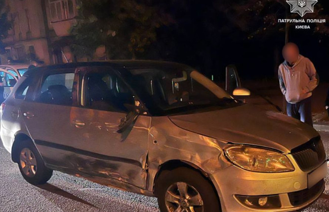 В Киеве двое пьяных мужчин на глазах у полиции угнали автомобиль с места ДТП, фото