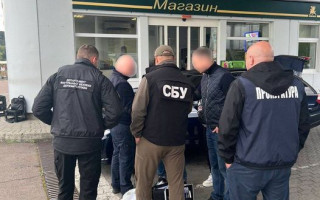 Брали взятки и беспрепятственно пропускали через таможню: сообщили о подозрении двум львовским таможенникам