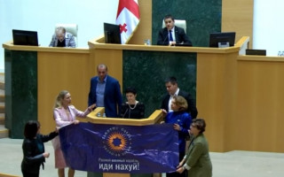 Стычки и драки в парламенте: в Грузии протестуют из-за ситуации с Нацбанком и выполнением западных санкций