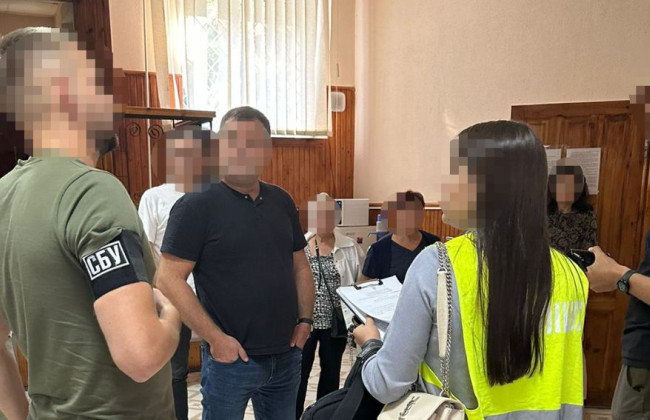 В Киеве начальник юротдела госучреждения за $9000 обещал саботировать судебные заседания в интересах ответчика