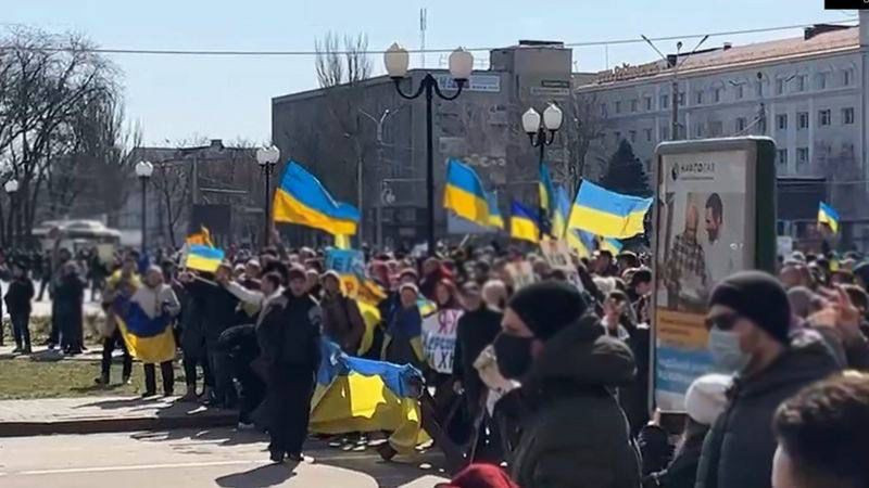 Силові розгони мирних протестів у Херсоні: судитимуть 14 російських військовослужбовців