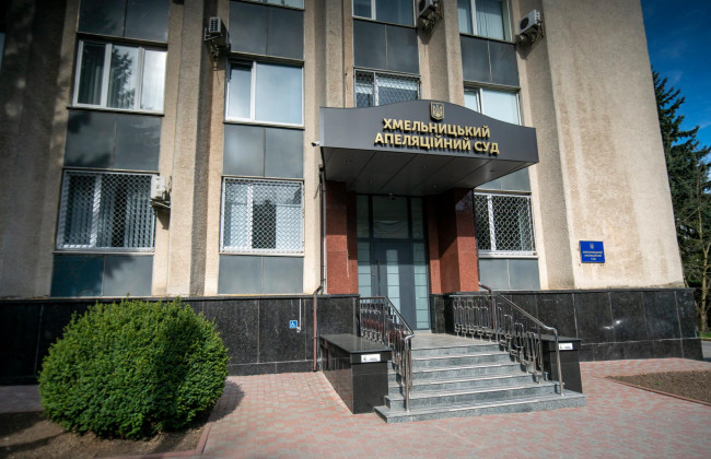 На Хмельниччині жінка судилася з сусідкою через самовільно збудовану огорожу та просила стягнути моральну шкоду: що вирішив суд